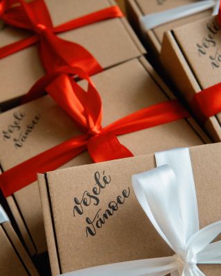 I takto mohou vypadat firemní dárky na míru 🎁✨ uvnitř jsou dvě voňavé vánoční svíčky a vločka ze včelího vosku 💫. Jsem moc...